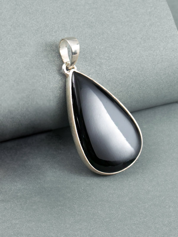 Noire Pendant
