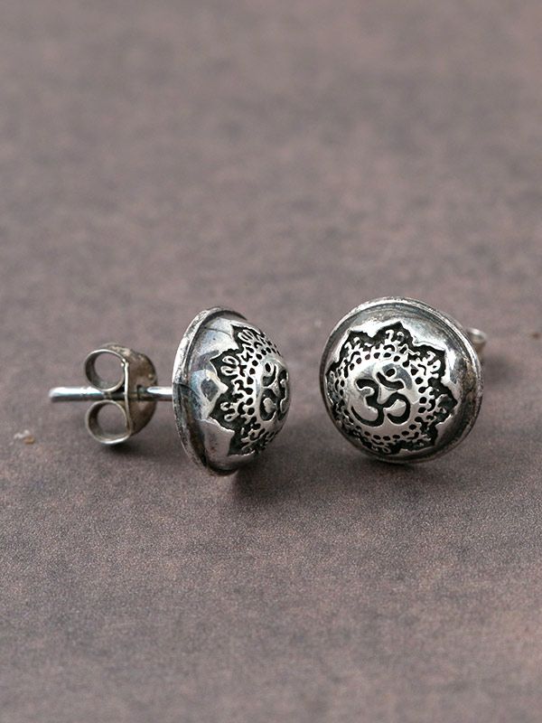 Om Lotus Studs